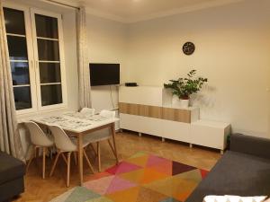 Televízia a/alebo spoločenská miestnosť v ubytovaní Charming apartment in the Old Town