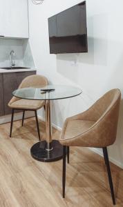 un tavolo e due sedie in una cucina con lavandino di MyApartments Kotka a Tallinn