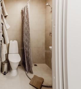 bagno con doccia e servizi igienici. di MyApartments Kotka a Tallinn