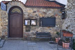 - un bâtiment en pierre avec une porte et une télévision dans l'établissement Penzion na Zborově, à Strakonice