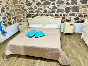 1 dormitorio con 1 cama con 2 plegables azules en Sa Domo de Tzia Elene, en Irgoli