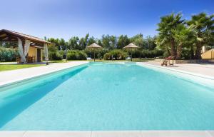 Piscina di Alghero Villa Serena con piscina e campo da tennis ideale per vacanze al mare o nelle vicinanze