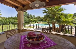 Vista sulla piscina di Alghero Villa Serena con piscina e campo da tennis ideale per vacanze al mare o su una piscina nei dintorni