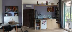 een keuken en eetkamer met een tafel en een koelkast bij B&B Agriturismo La Casetta di Ben in Viterbo