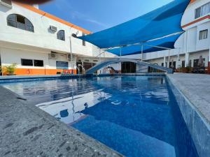 a swimming pool in front of a building at Hotel Moreno in Ciudad Valles