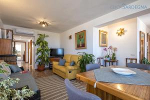 阿尔盖罗Attico Mir el Mar Alghero con spettacolare terrazza panoramica vista mare的客厅里有一张沙发和一张桌子。