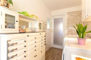 阿尔盖罗Attico Mir el Mar Alghero con spettacolare terrazza panoramica vista mare的厨房配有带镜子的大型白色梳妆台 更多42张照片