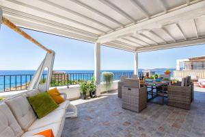 阿尔盖罗Attico Mir el Mar Alghero con spettacolare terrazza panoramica vista mare的客厅配有沙发和阳台桌子