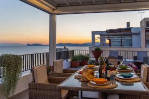 阿尔盖罗Attico Mir el Mar Alghero con spettacolare terrazza panoramica vista mare的海景阳台上的餐桌