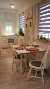 グダニスクにあるSvoboda Apartamentのキッチン(テーブル、椅子2脚、テーブル、チェアトップ付)