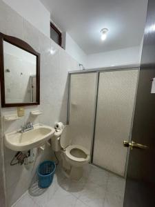A bathroom at Hotel Moreno