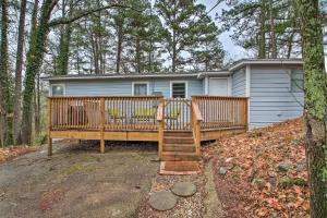 Casa con terraza grande frente a una casa en Centrally Located Hot Springs Home with Deck!, en Hot Springs