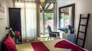 - une chambre avec un lit et une vue sur une terrasse dans l'établissement Sophie House, à Hikkaduwa