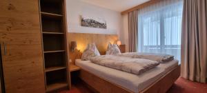 A bed or beds in a room at Pension Schweizerhof
