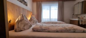 A bed or beds in a room at Pension Schweizerhof