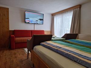 A bed or beds in a room at Pension Schweizerhof