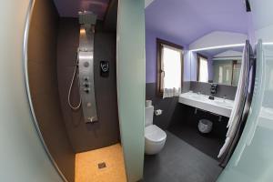 a bathroom with a toilet, sink, and shower at Hotel Venta Magullo in La Lastrilla