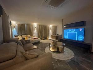 A television and/or entertainment centre at Le Luxe Suites Hotel & Spa
