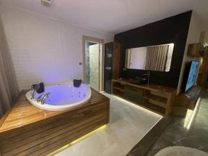A bathroom at Le Luxe Suites Hotel & Spa Még 37 kép