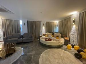 A seating area at Le Luxe Suites Hotel & Spa