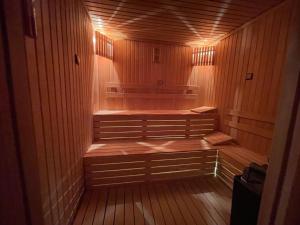 una sauna con paneles de madera y luces. en Le Luxe Suites Hotel & Spa, en Bursa