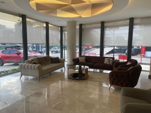 A seating area at Le Luxe Suites Hotel & Spa