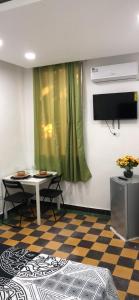 a room with a table and a green curtain at Habitación Independiente Zona Colonial in Santo Domingo