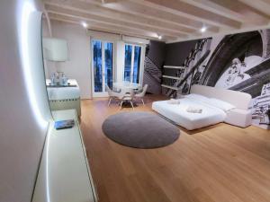 ヴェローナにあるLords of Verona Luxury Apartmentsのリビングルーム(白いソファ、テーブル付)