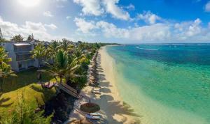 uma vista aérea de uma praia com guarda-sóis e do oceano em Solana Beach Mauritius - Adults Only em Belle Mare