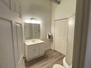 Koupelna v ubytování Chic Historic Loft Apartment in Downtown Kittanning + 3 fotografie