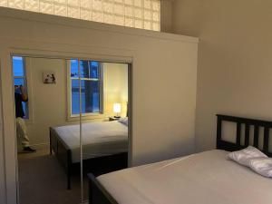 Postel nebo postele na pokoji v ubytování Chic Historic Loft Apartment in Downtown Kittanning