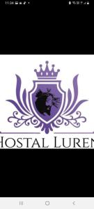 Et logo, certifikat, skilt eller en pris der bliver vist frem på Hostal Luren