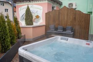 a hot tub in a backyard with a sign at Teverone Suites & Wellness in Lamosano