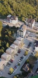 an aerial view of a parking lot next to a building at Apartman Jovanovic Kopaonik in Kopaonik