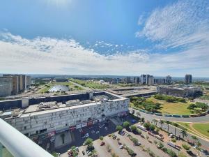 an aerial view of a building with a parking lot at Saint Moritz Express By Rei dos Flats in Brasilia
