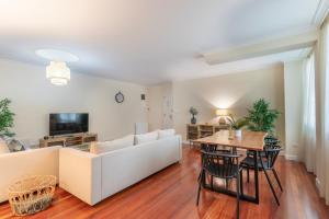 ビルバオにあるAkomodaT en apartamento en el centro de Bilbao con parkingの白いソファとテーブルのあるリビングルーム