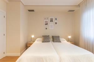 En eller flere senge i et værelse på AkomodaT en apartamento en el centro de Bilbao con parking