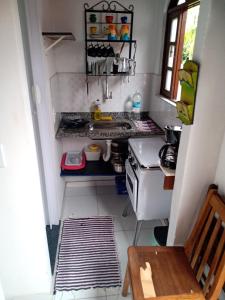 cocina pequeña con fregadero y fogones en Loft da Serra e Kitnet na Serra en Nova Friburgo
