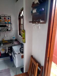 Kitchen o kitchenette sa Loft da Serra e Kitnet na Serra