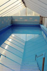 una gran piscina con escalones en el agua en Casa de la Hiedra Soria, en Soria