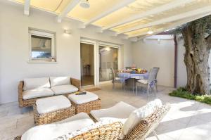 Posezení v ubytování Alghero Villa Nuit Blanche con piscina Air Co WiFi vicino spiaggia