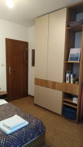 Giường trong phòng chung tại Elitsa Apartment