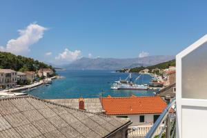 vista su un porto con una barca in acqua di SEAVIEW apartment SPARKLE ISKRA - Povlja, Brač a Povlja