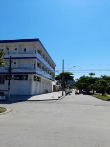 ein leerer Parkplatz vor einem Gebäude in der Unterkunft Pousada Suites Enseada Guaruja in Guarujá
