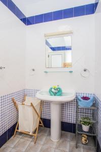 uma casa de banho com um lavatório branco e um espelho. em Beautiful 2 Bed Villa with large pool Casa Manana em Playa Blanca
