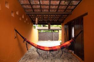 eine Hängematte im Flur eines Hauses in der Unterkunft Casa Maresias a 950m a pé da praia c churrasqueira in Maresias