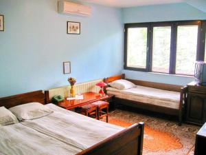 Rúm í herbergi á Amfora Rooms Caribrod