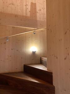 een kamer met een trap en een licht aan de muur bij Ferienhaus mit Charme in Attersee am Attersee