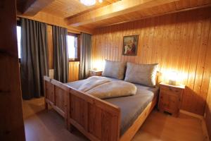 מיטה או מיטות בחדר ב-DAS LANDHAUS hart zillertal
