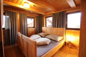 מיטה או מיטות בחדר ב-DAS LANDHAUS hart zillertal